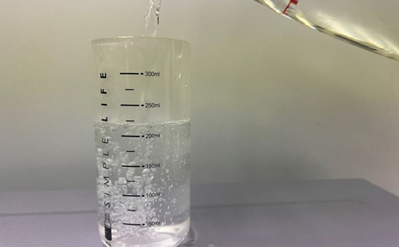 Establecer un objetivo de la cantidad de agua que se necesita beber cada día es un buen hábito para la salud. Foto: Thanh Thanh