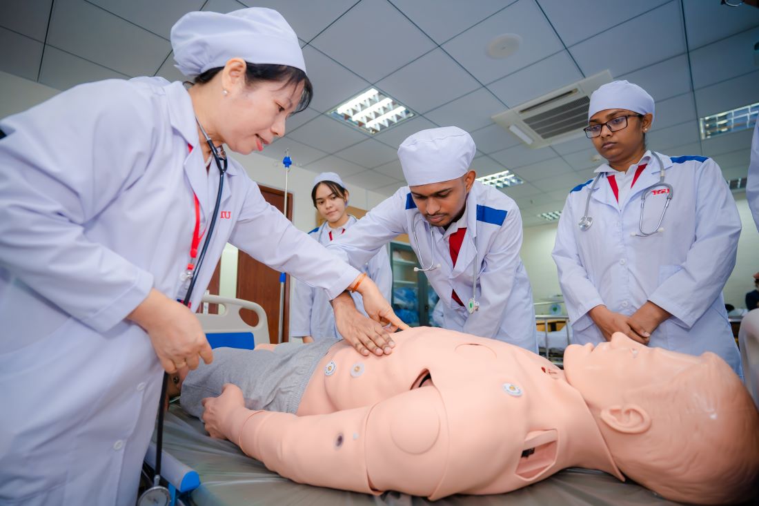 실습 시간의 국제 의대생. 사진: 란 프엉