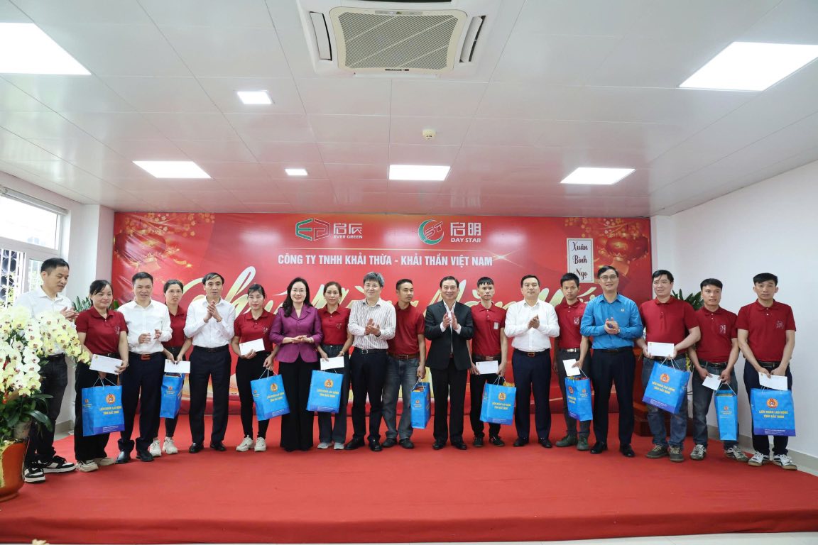 Leaders present gifts to workers. Photo: Quyet Chien