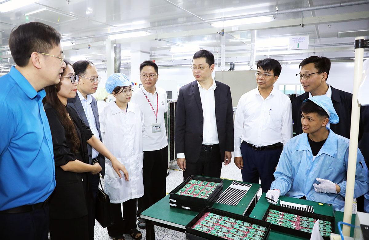 Deputy Secretary of Bac Ninh Provincial Party Committee Tran Huy Phuong (3rd, right) visits the production area of BOI Vietnam Co., Ltd. Photo: Huu Thang