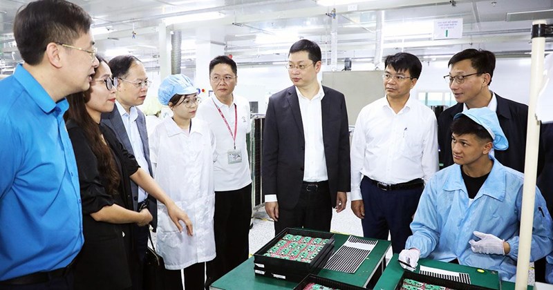 Phó Bí thư Trần Huy Phương gặp gỡ, động viên công nhân sau Tết