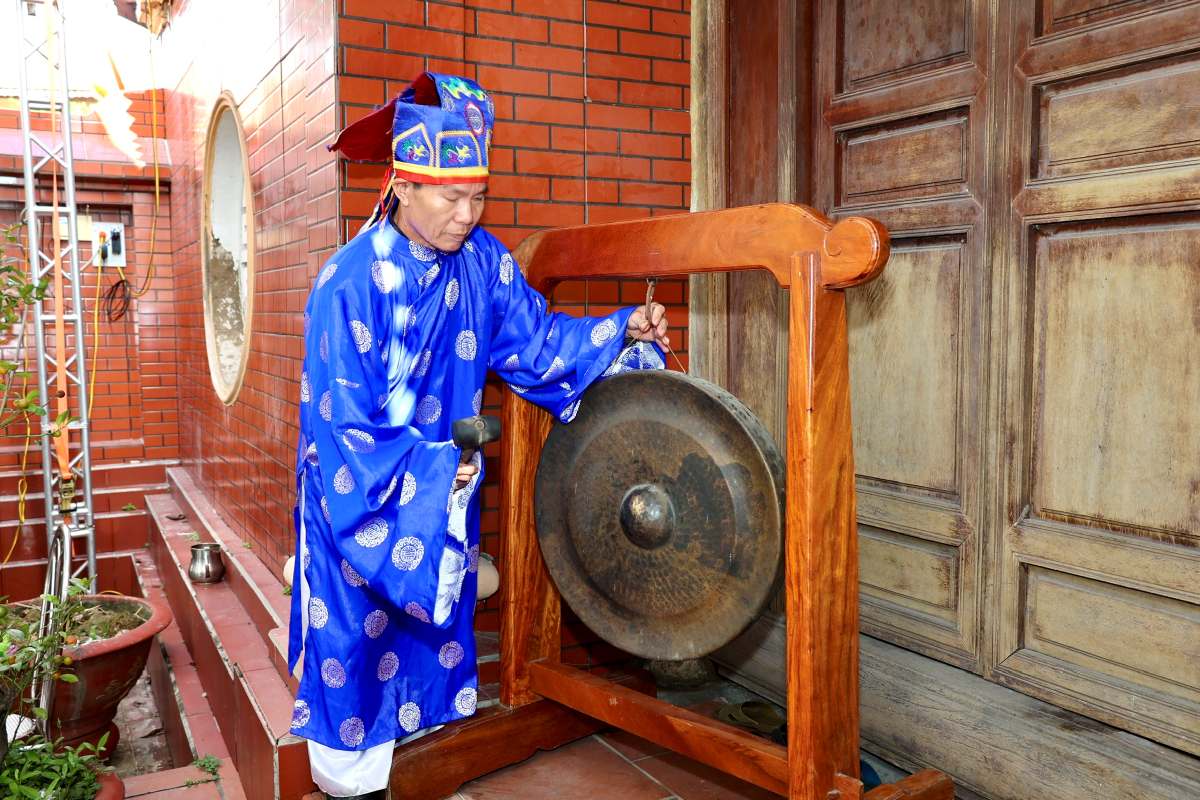 The traditional worship ceremony of the festival is solemnly held in the Ha Do communal house grounds. Photo: Hai Phong e-Portal