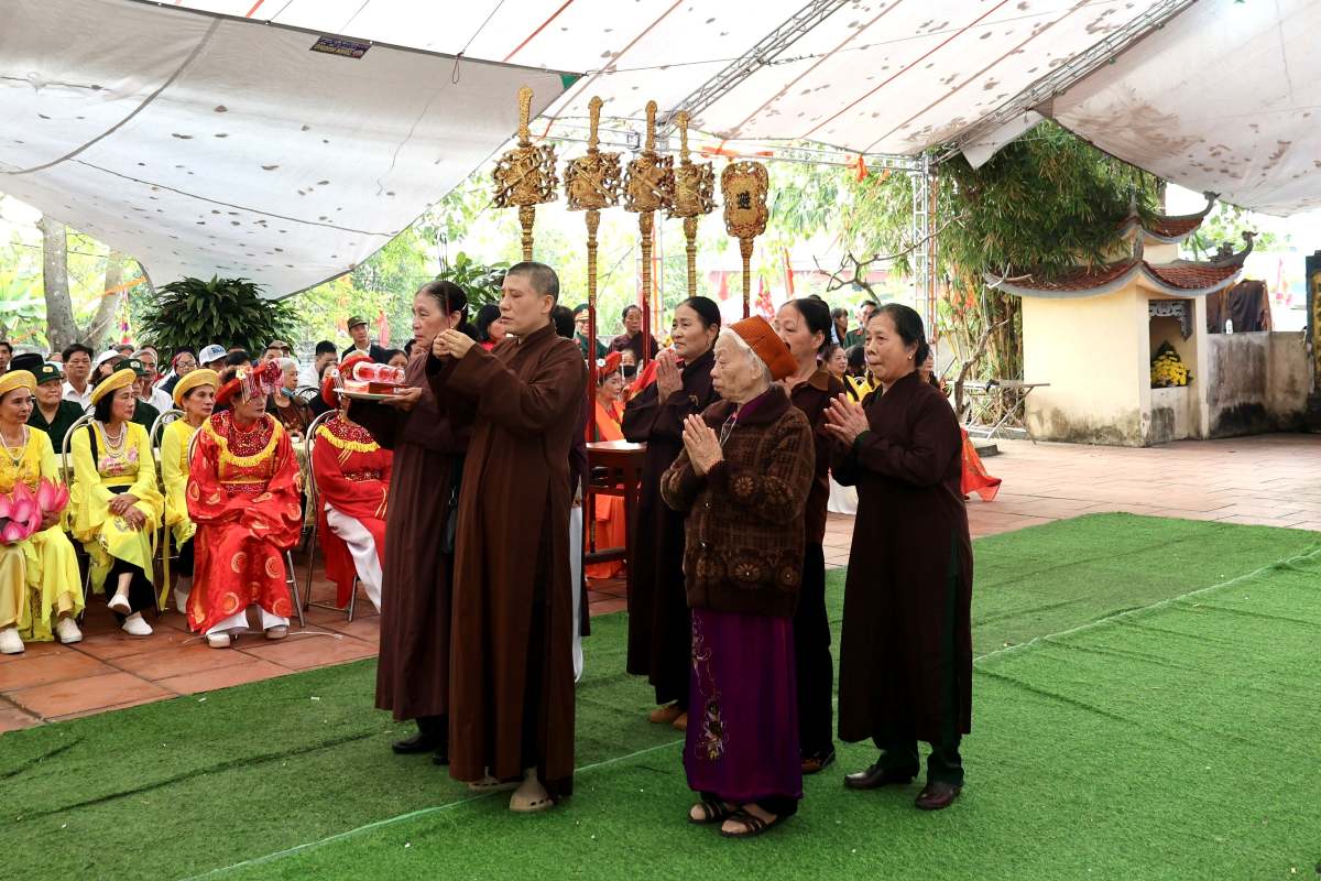 Lễ hội là dịp để cán bộ, nhân dân và du khách thập phương tưởng nhớ, tri ân công đức của vị danh tướng. Ảnh: Cổng TTĐT Hải Phòng