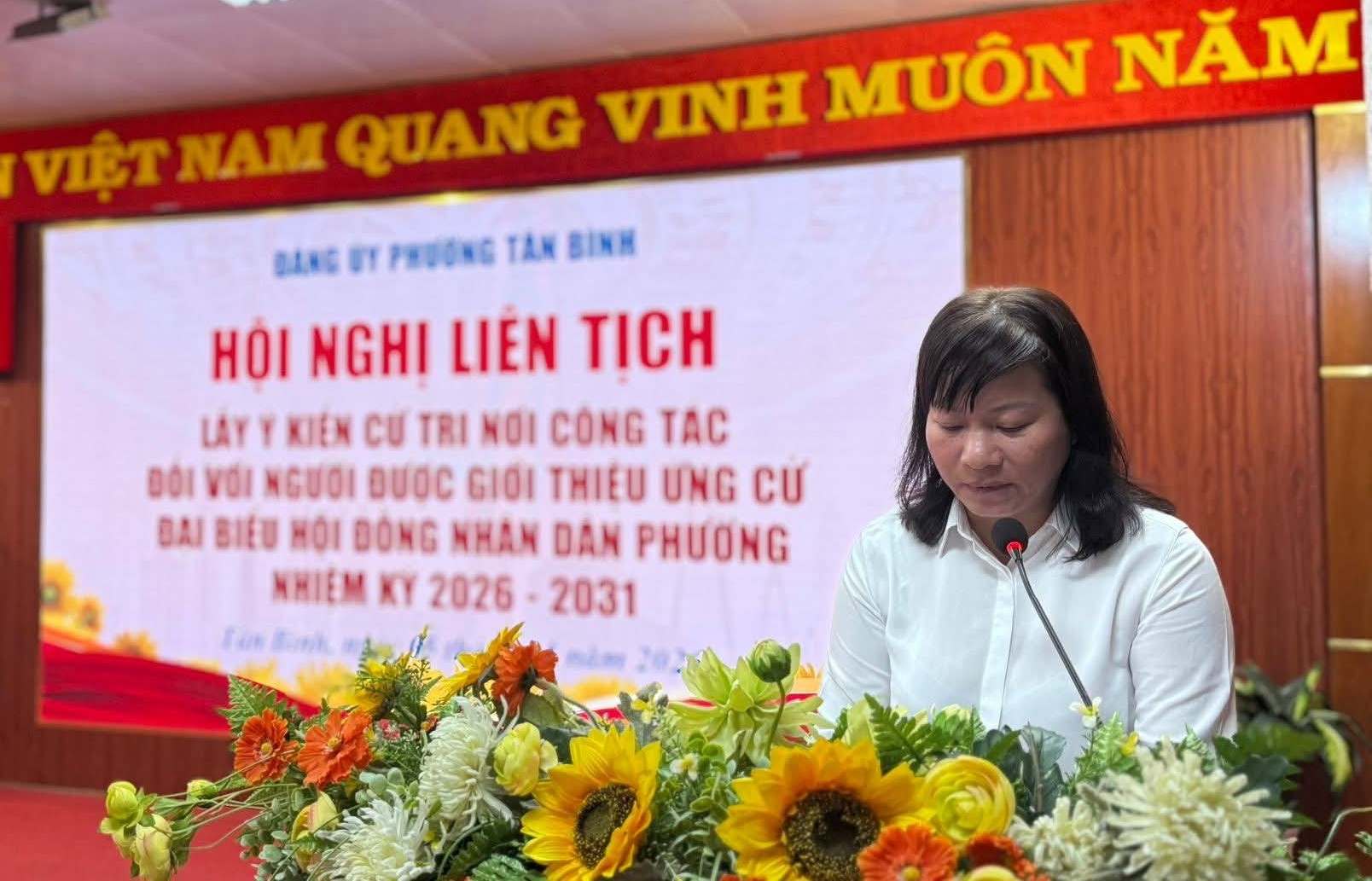 Bà Nguyễn Thị Kim Oanh, Chủ tịch Ủy ban MTTQ Việt Nam phường Tân Bình đã thông qua danh sách 24 người được giới thiệu ứng cử đại biểu HĐND phường nhiệm kỳ 2026-2031. Ảnh: Minh Tâm