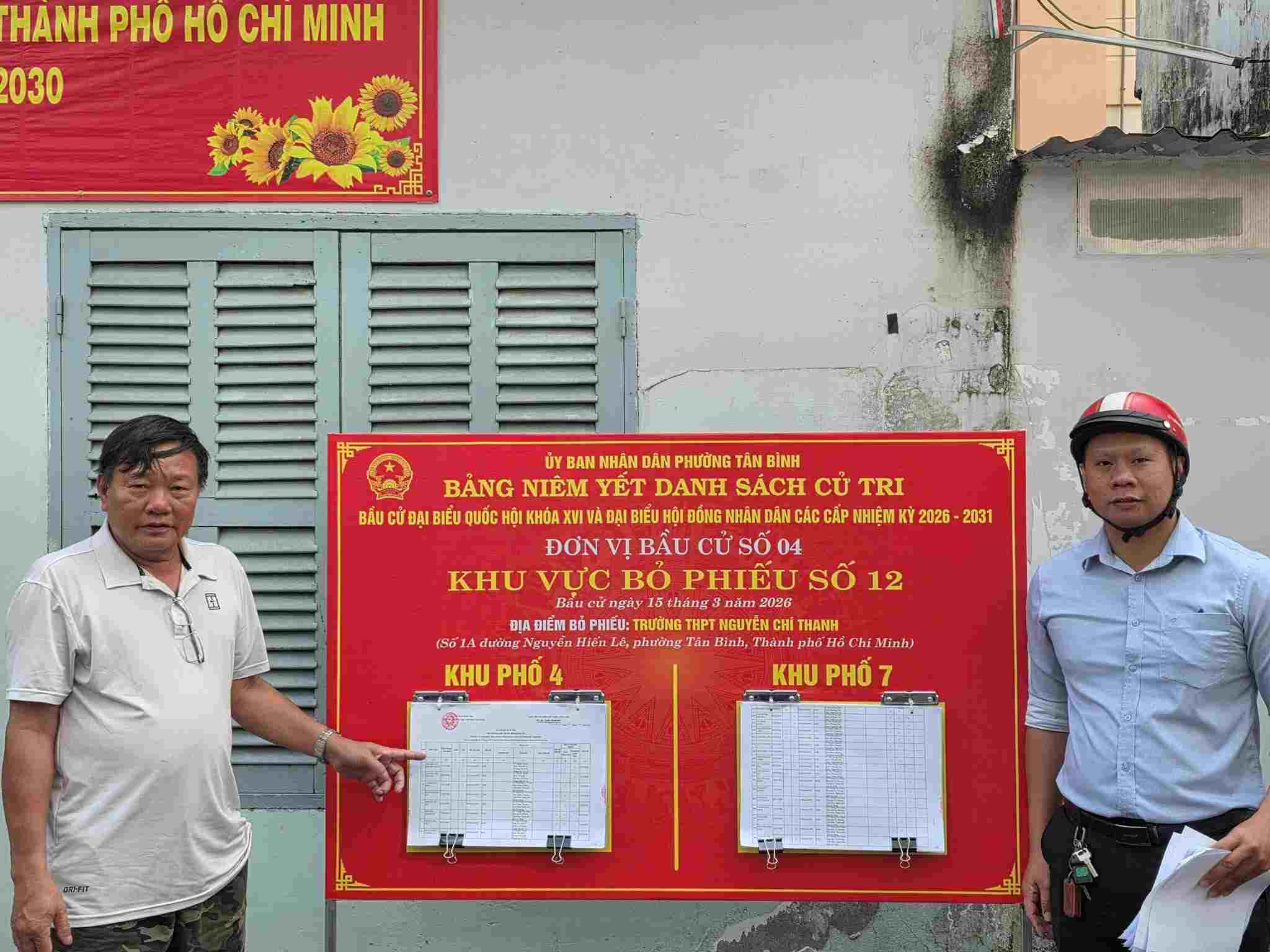 Các khu phố niêm yết và đặt bảng danh sách cử tri. Ảnh: Minh Tâm