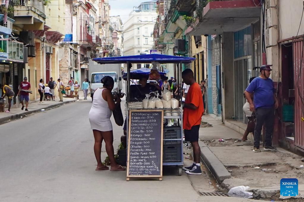 Người dân mua thực phẩm trên một con phố ở Havana, Cuba, ngày 26.1.2026. Ảnh: Xinhua