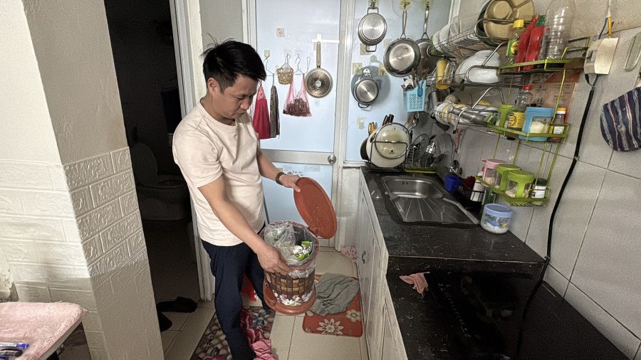 Workers do not agree with the collection fee for garbage collection at the worker housing area. Photo: Bao Han