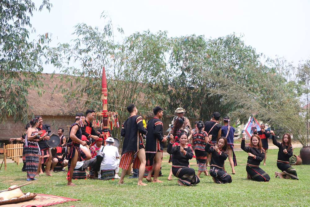 E De ethnic people from Dak Lak prepare for the event "Spring Colors across the Fatherland" 2026 at the Village of Culture - Tourism of Vietnamese Ethnic Groups (Dong Mo, Doai Phuong, Hanoi). Photo: Pham Huong