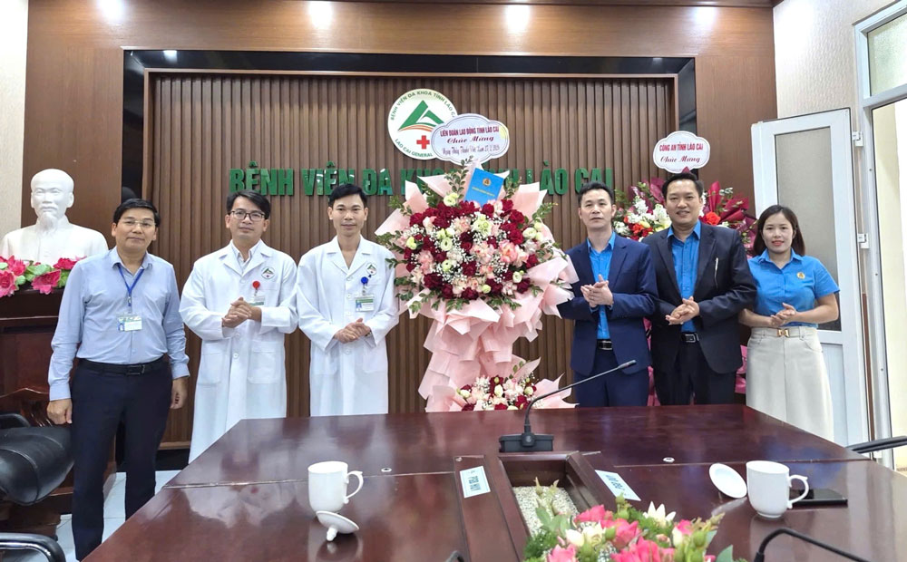 Ông Vũ Cao Minh, Phó Chủ tịch Thường trực Liên đoàn Lao động tỉnh thăm, tặng hoa và quà chúc mừng Bệnh viện Đa khoa số 2 Lào Cai