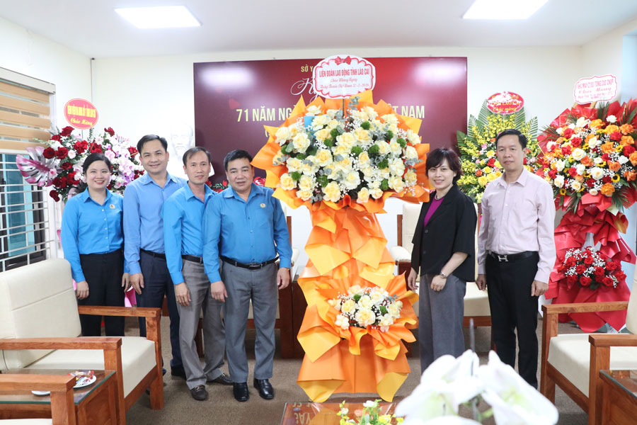 Lao Cai Trade Union visits and congratulates the Department of Health on Vietnamese Doctors' Day. Photo: Manh Hung