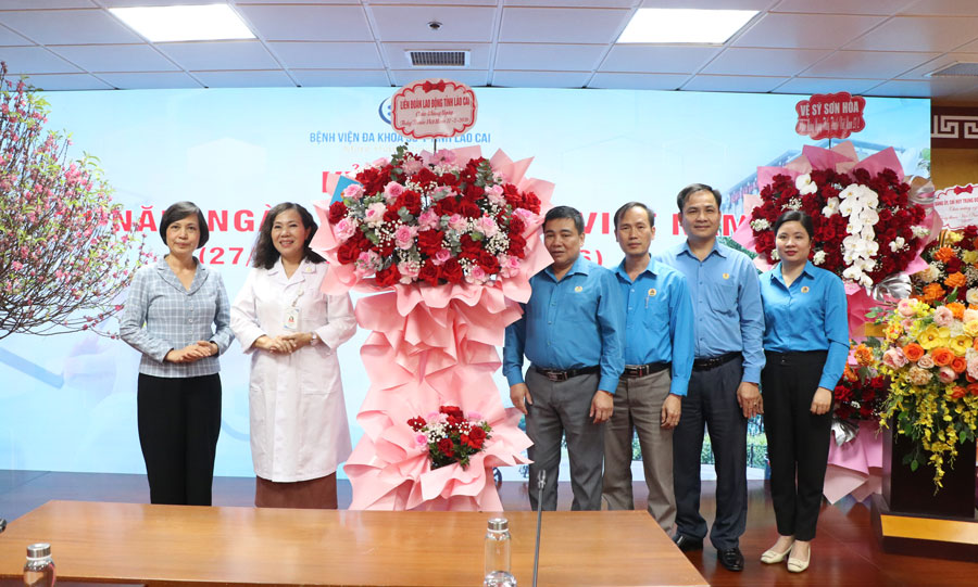 Ông Phan Huy Cường - Phó Chủ tịch Liên đoàn Lao động tỉnh Lào Cai thăm và chúc mừng Bệnh viện Đa khoa số 1 Lào Cai. Ảnh: Mạnh Hùng