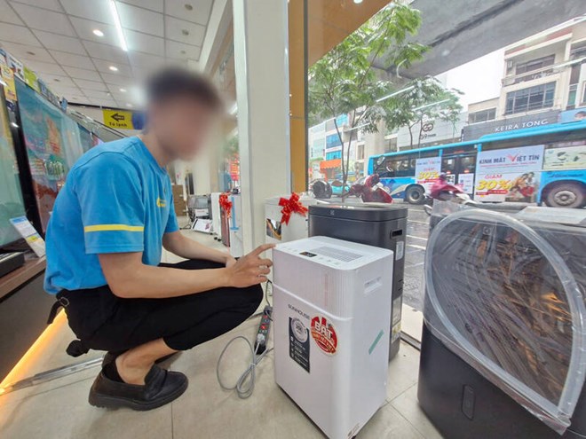 Dehumidifiers and air purifiers are being sought after by Hanoi residents in humid weather. Photo: Thu Giang