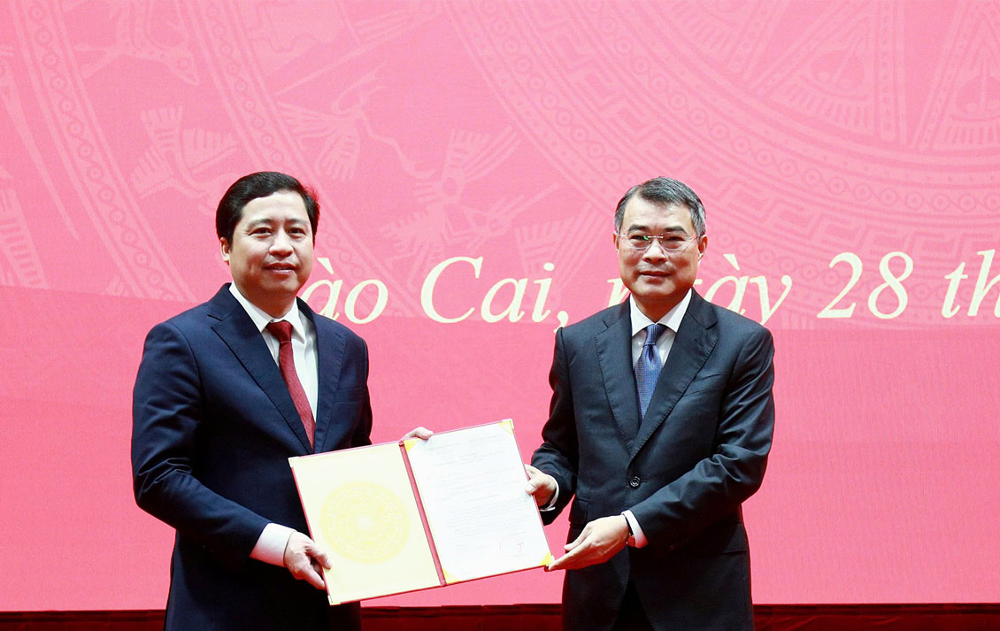 The Politburo transferred, assigned, and appointed Mr. Duong Quoc Huy - Member of the Party Central Committee, Deputy Inspector General of the Government (left) - to hold the position of Secretary of Lao Cai Provincial Party Committee. Photo: Phan Tuan