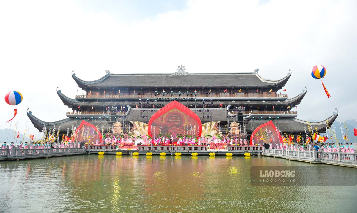 Officially opening the Tam Chuc Pagoda Spring Festival Binh Ngo 2026 with the theme "Dawn of the Buddhist realm - Tam Chuc Spring Opening". Photo: Luong Ha