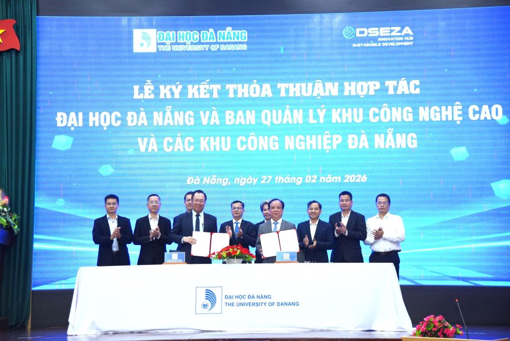 Signing ceremony for cooperation to implement the "Co-op learning and doing" program for students at Da Nang University. Photo: Tran Thi