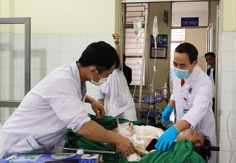 In the early morning of February 27, on Vietnamese Doctors' Day, Huu Lung Regional Medical Center (Lang Son province) raced against death to regain the lives of victims after a serious traffic accident on National Highway 1. Photo: DVCC