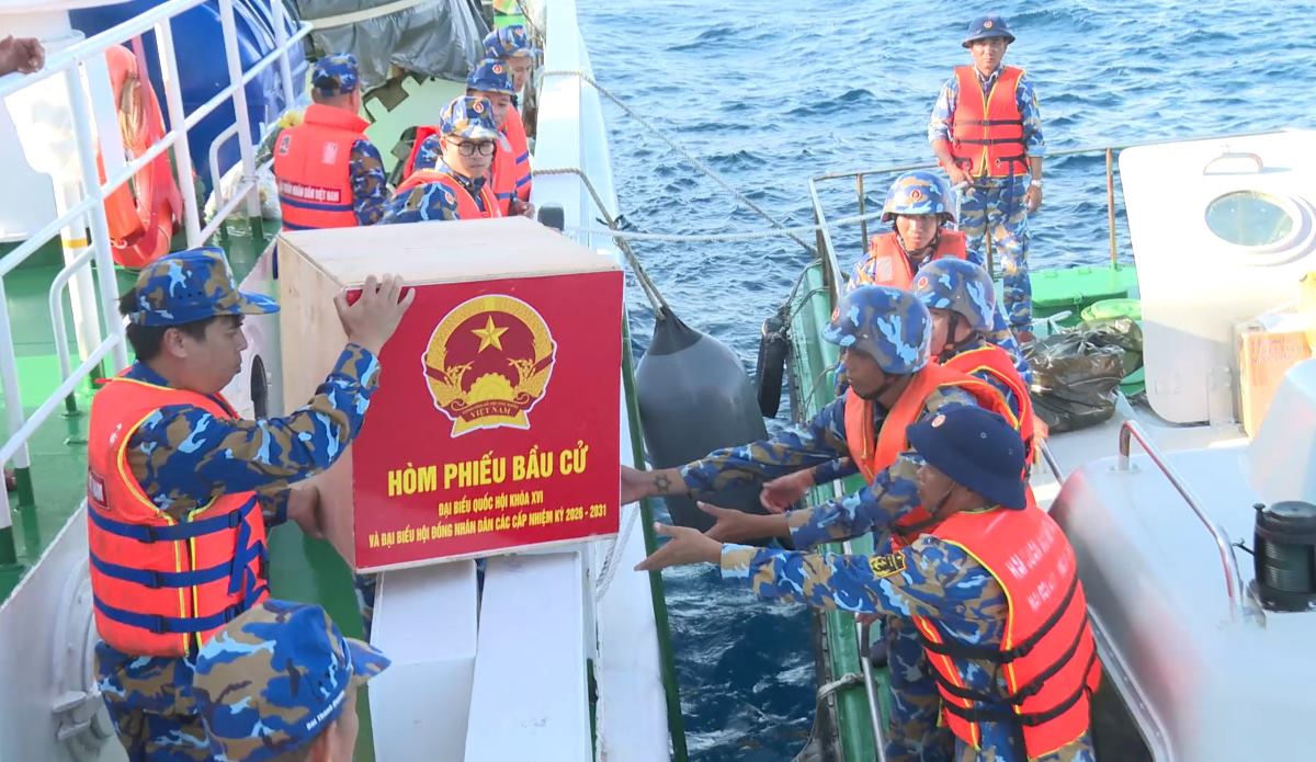 Ballot boxes transported to Truong Sa Special Zone