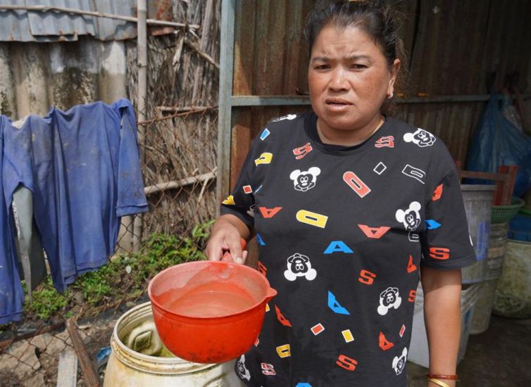 Without tap water, Ms. Tran Thi Xuan Hien - a resident of Hamlet 1, Bung Triet hamlet (Lieu Tu commune, Can Tho city) - pumps well water, treated with alum for temporary use. Photo: Hau Giang