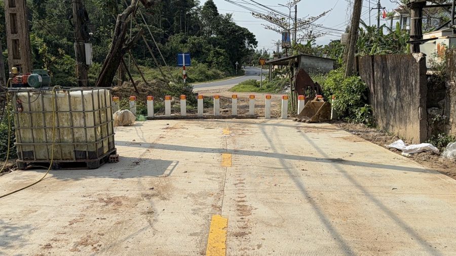 The end point of Huyen Tran Cong Chua street has been completed since 2025 but is blocked by checkpoints, separating the connecting point with National Highway 49. Photo: Nguyen Luan