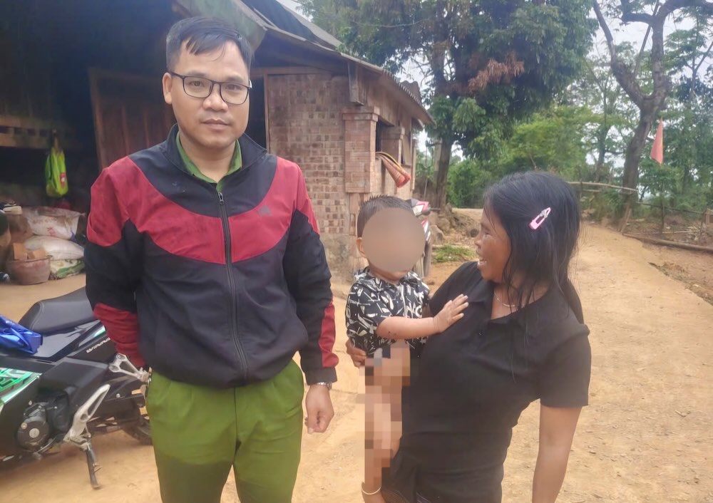 Ta Rut Commune Police officers promptly rescued a drowning boy. Photo: Ta Rut Commune Police