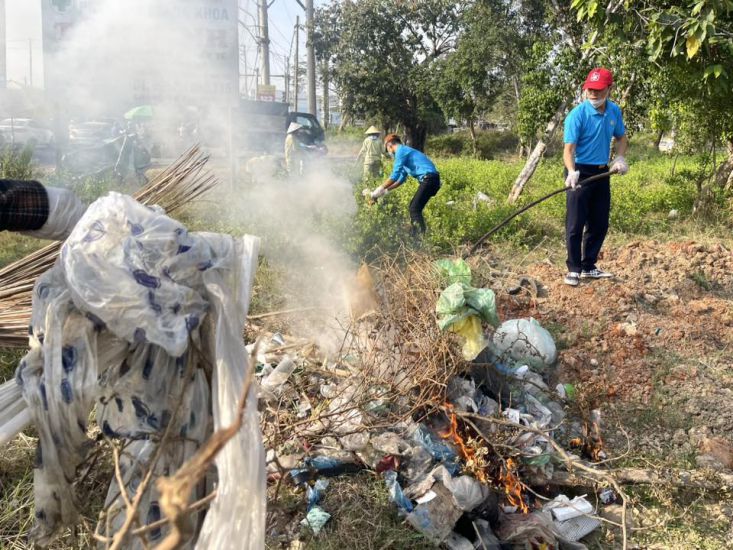 Union members participating in the model launched by the Binh Thuan Ward Trade Union. Photo: Duy Tuan