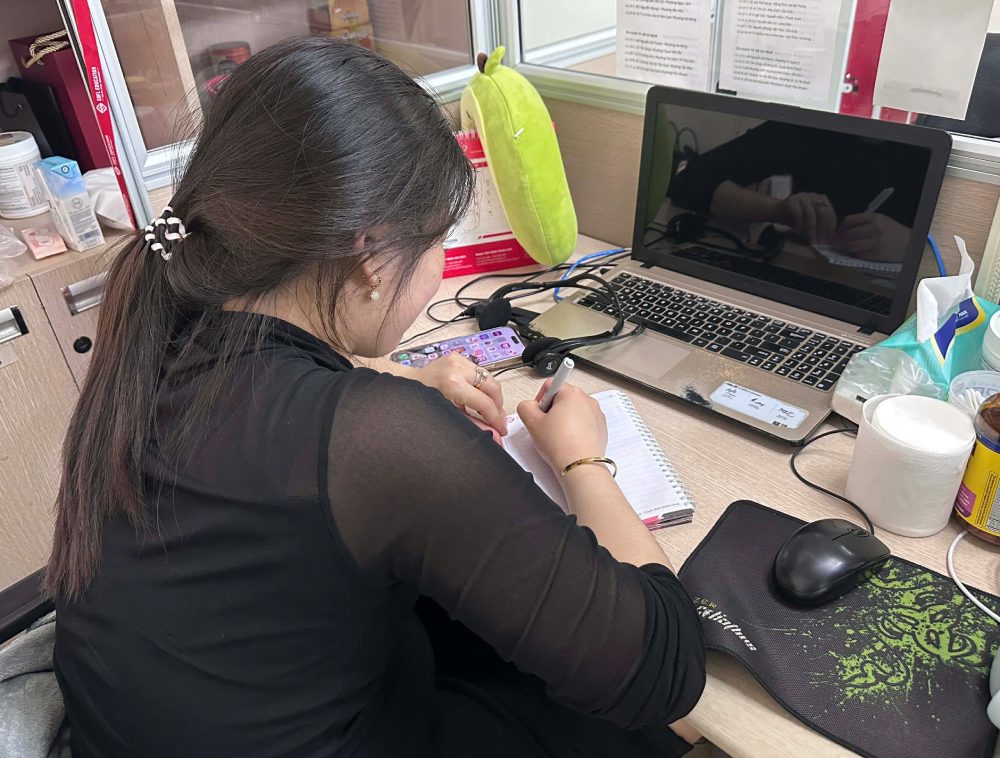 According to Ms. Thu, the biggest difficulty for "mediocre" labor (level and experience are not very high, nor are they general laborers) is not lack of work, but lack of suitable work. Photo: Quynh Chi