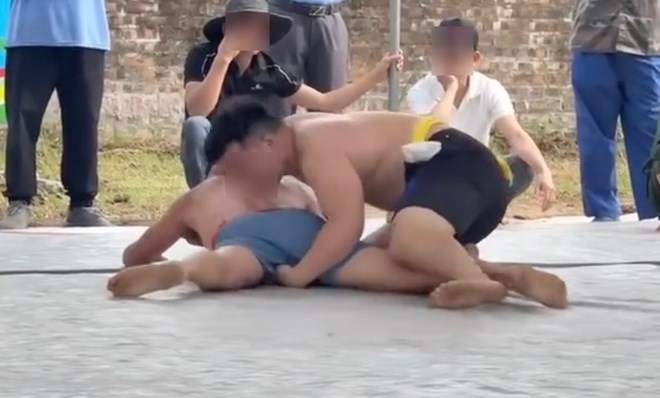 A man died while participating in a wrestling festival in the village. Photo: Cut from video