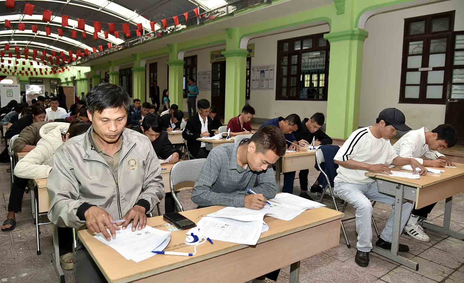 Các ứng viên làm bài kiểm tra khi tham gia tuyển dụng. Ảnh: Trần Tuấn