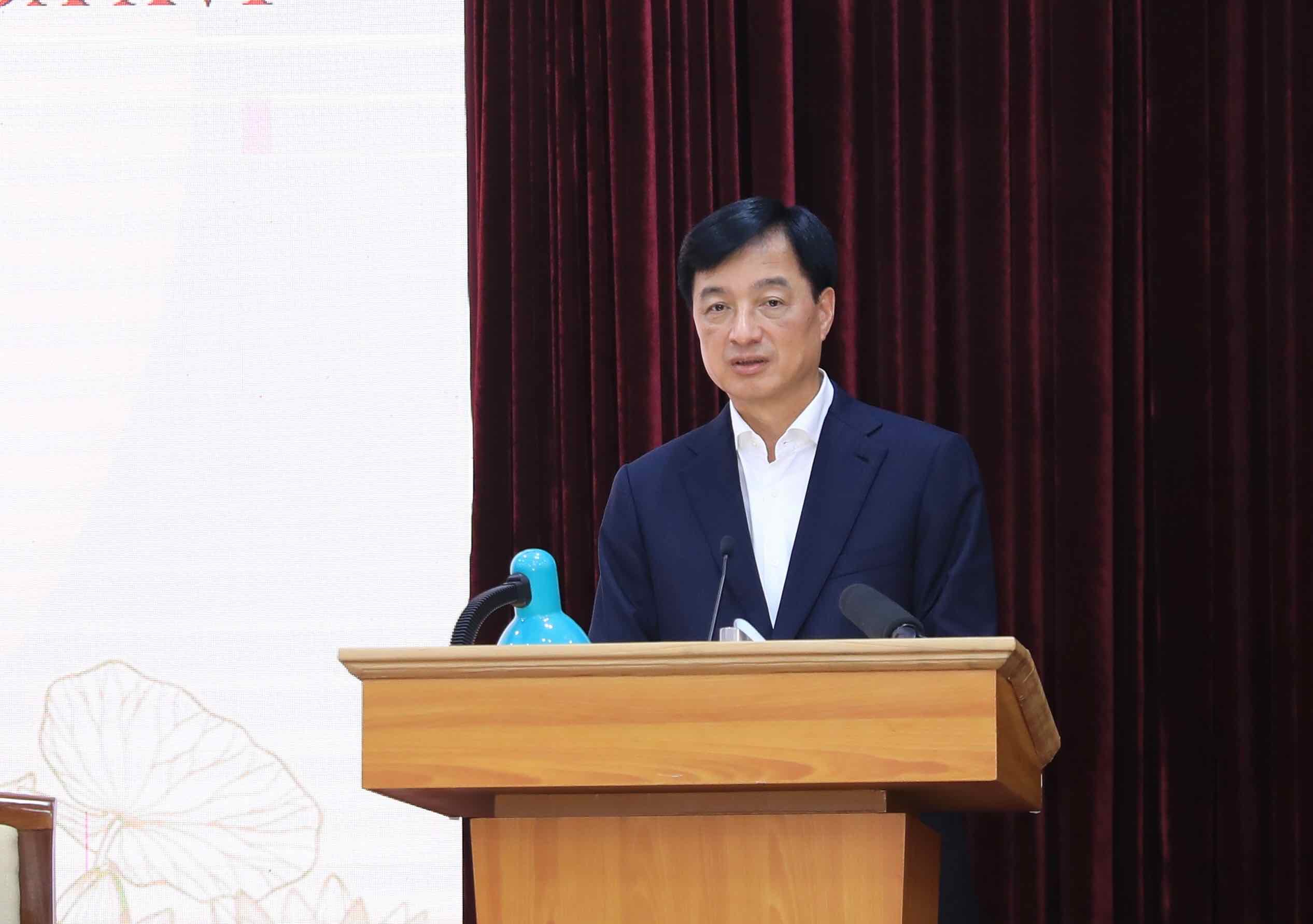 Party Secretary Nguyen Duy Ngoc exchanges opinions from voters at the conference. Photo: Vuong Van