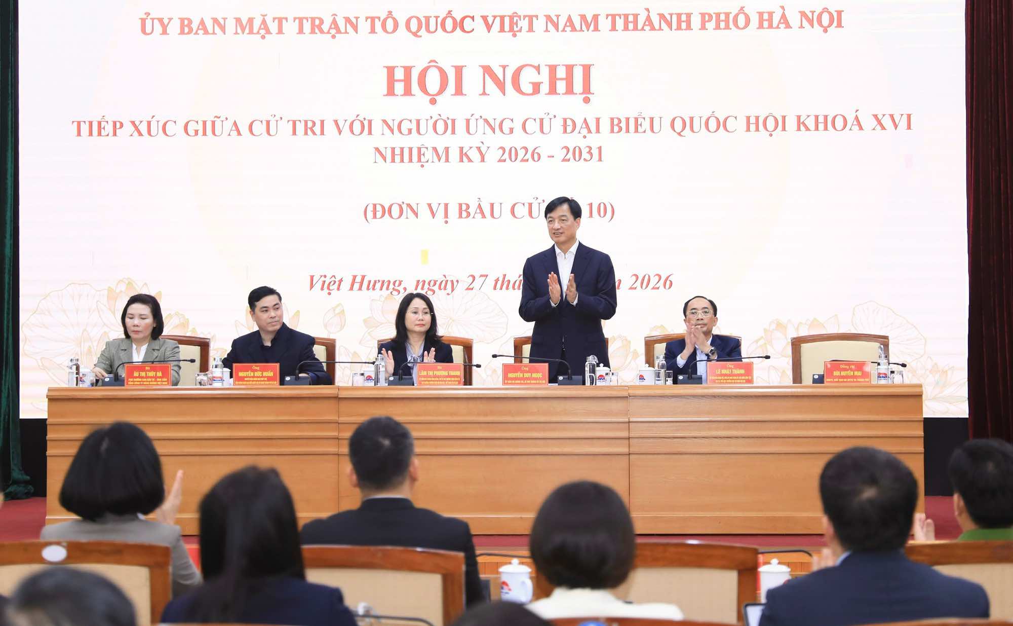 Bí thư Thành ủy Hà Nội Nguyễn Duy Ngọc và các ứng cử viên đại biểu Quốc hội tại hội nghị tiếp xúc cử tri. Ảnh: Vương Vân