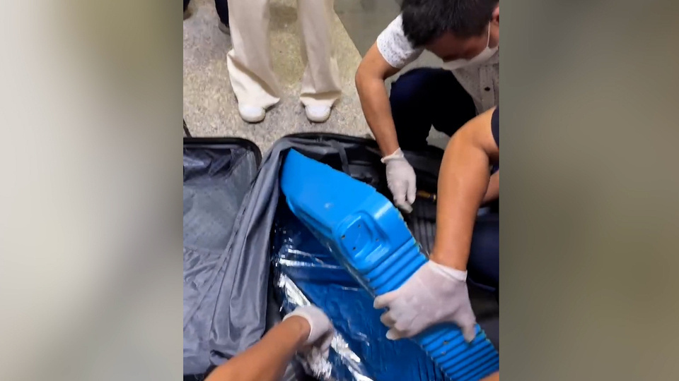 Arresting 1 Thai woman transporting 4.5 kg of cocaine through Tan Son Nhat airport