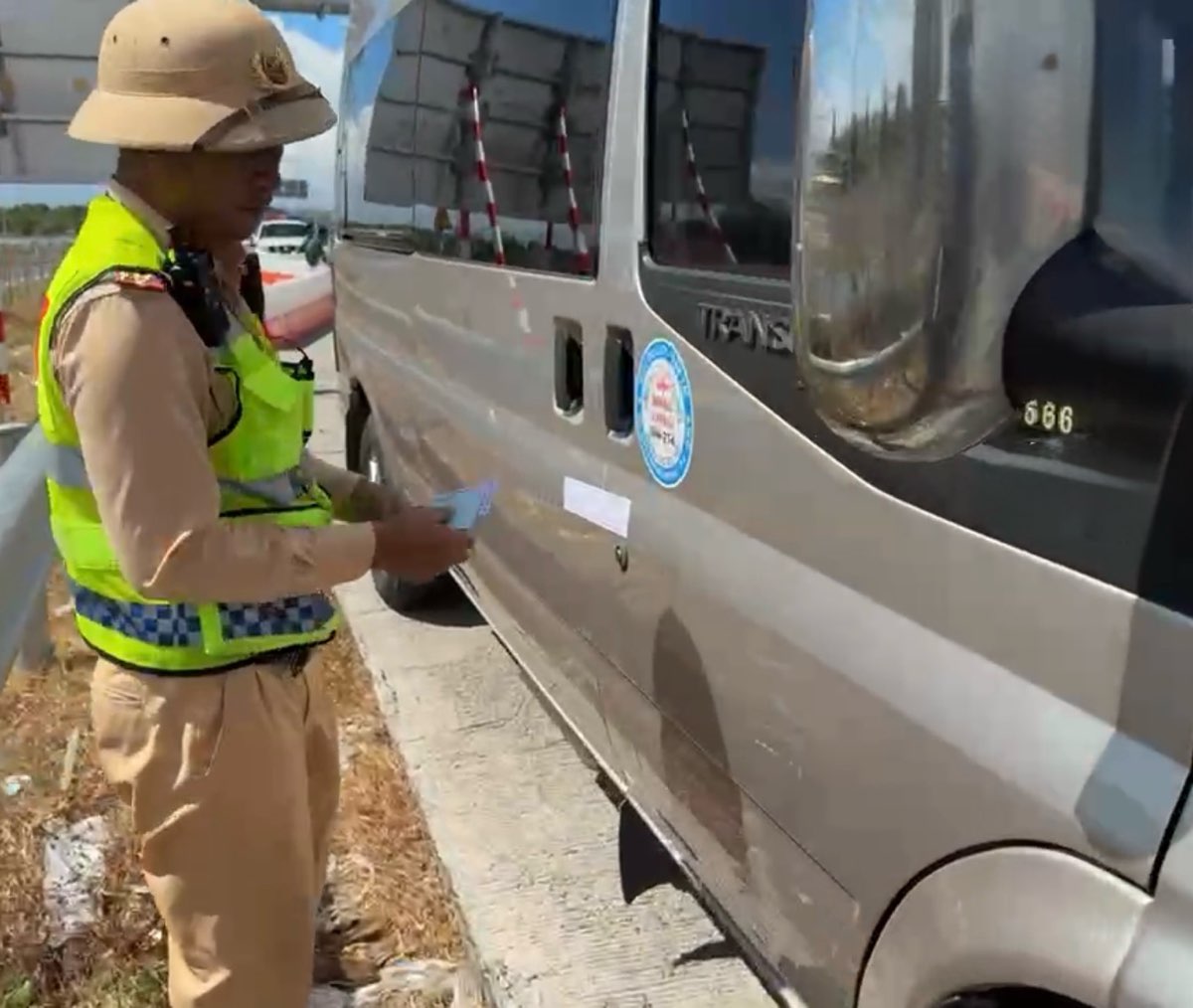 Cảnh sát Giao thông niêm phong phương tiện để tạm giữ và lập biên bản xử phạt. Ảnh: Công an  