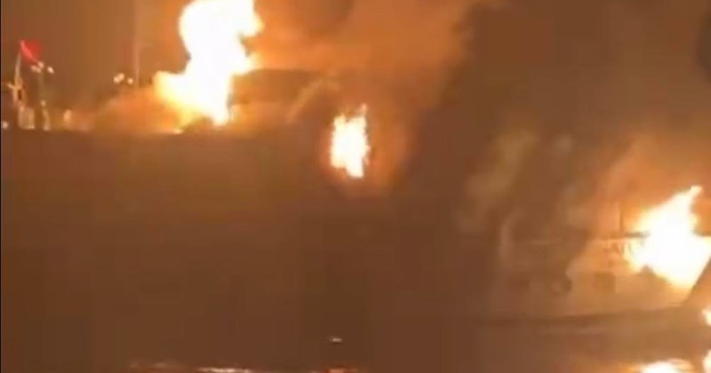 Cháy tàu du lịch trên vịnh Hạ Long, 41 người an toàn