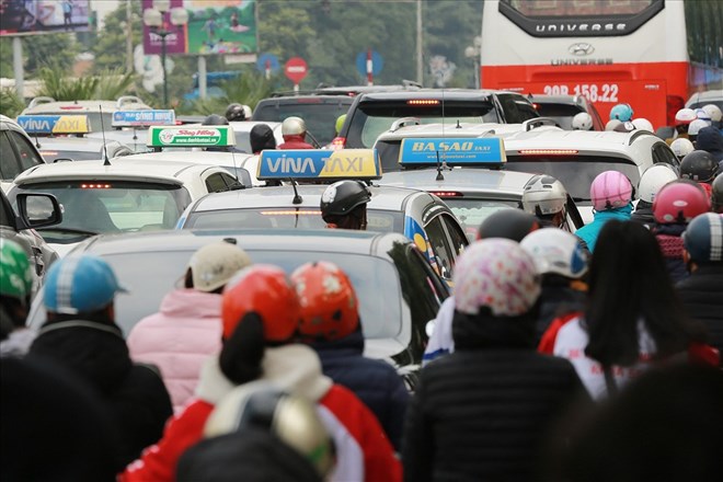 Electric taxis are increasingly appearing on the streets of Hanoi. Photo: Xanh SM