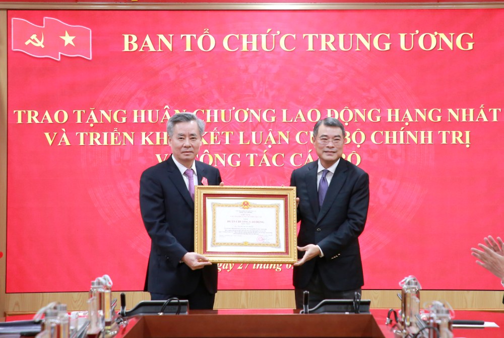 Ủy viên Bộ Chính trị, Bí thư Trung ương Đảng, Trưởng Ban Tổ chức Trung ương Lê Minh Hưng trao Huân chương Lao động hạng Nhất tặng đồng chí Nguyễn Quang Dương, Ủy viên Trung ương Đảng khóa XIII, Phó Trưởng Ban Tổ chức Trung ương. Ảnh: Hiền Hòa