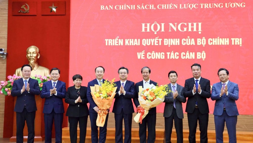 Lãnh đạo Ban Chính sách, chiến lược Trung ương tặng hoa chúc mừng ông Nguyễn Kim Sơn và ông Nguyễn Sỹ Hiệp. Ảnh: Ban CSCLTW