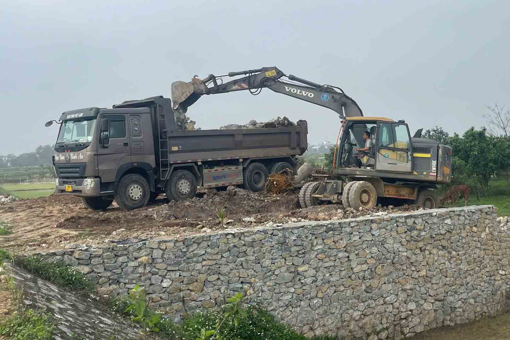 Some households arbitrarily build stone embankments, dump soil to level agricultural land in Dong Ha village (Phu Cat commune, Hanoi). Photo: Phu Cat General Service Center