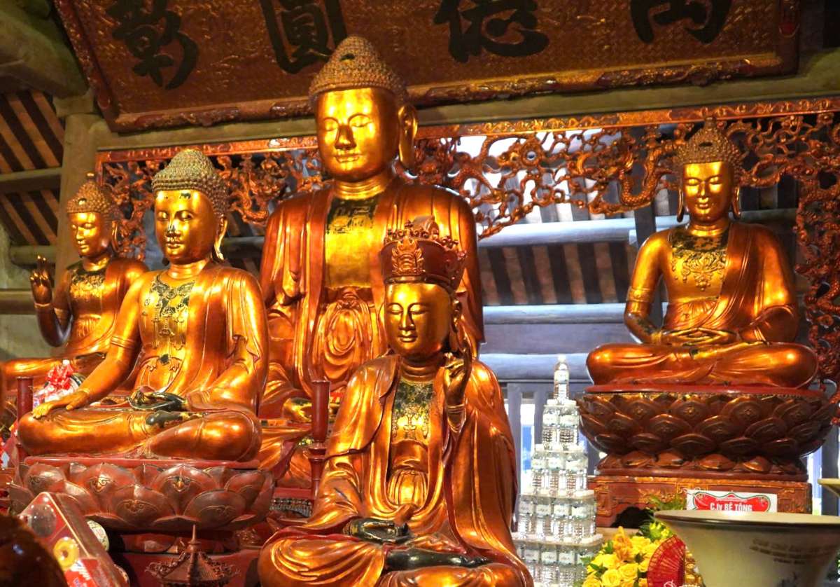 Bộ tượng Tam Thế Phật chùa Côn Sơn được chạm tỉ mỉ, tinh tế tới từng chi tiết. Bộ tượng mang ý nghĩa về các lực lượng tự nhiên, phản ánh tục cầu mưa, cầu mùa, là khát vọng hằng xuyên của người Việt vùng châu thổ Bắc Bộ. Tòa sen dưới các pho tượng mang phong cách thời Mạc. Khối căng, cánh sen phồng lên, đầy đặn, đầu cánh sen có gờ cạnh... Bộ tượng Tam Thế Phật được công nhận là bảo vật quốc gia góp phần tôn vinh các di sản văn hóa có giá trị tiêu biểu, nâng cao ý thức bảo vệ di sản của công chúng, tạo thuận lợi trong bảo tồn, phát huy giá trị di sản ở khu di tích quốc gia đặc biệt Côn Sơn - Kiếp Bạc trong thời gian tới.