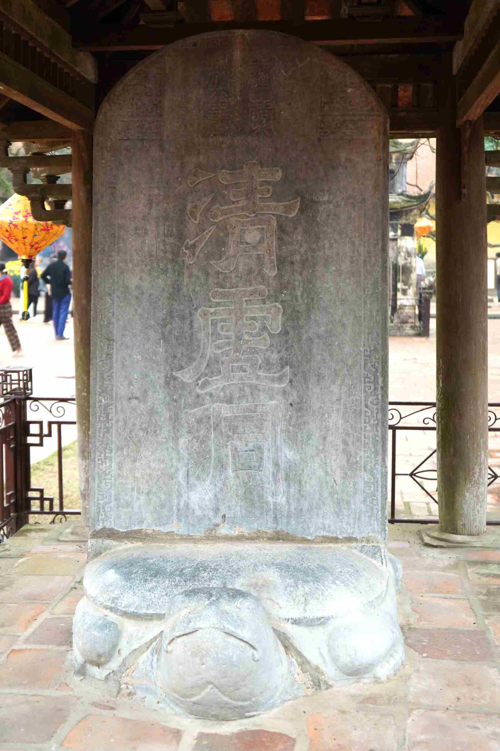 Theo bút tích ghi lại tại chùa, năm 1369, Đại Tư Đồ Trần Nguyên Đán về dựng nhà trên núi Côn Sơn làm nơi lui nghỉ. Vua Trần Duệ Tông về thăm, ngự bút đề tặng 3 chữ Thanh Hư Động khắc trên bia. Thượng hoàng Trần Nghệ Tông tự chế bài minh khắc ở sau bia.