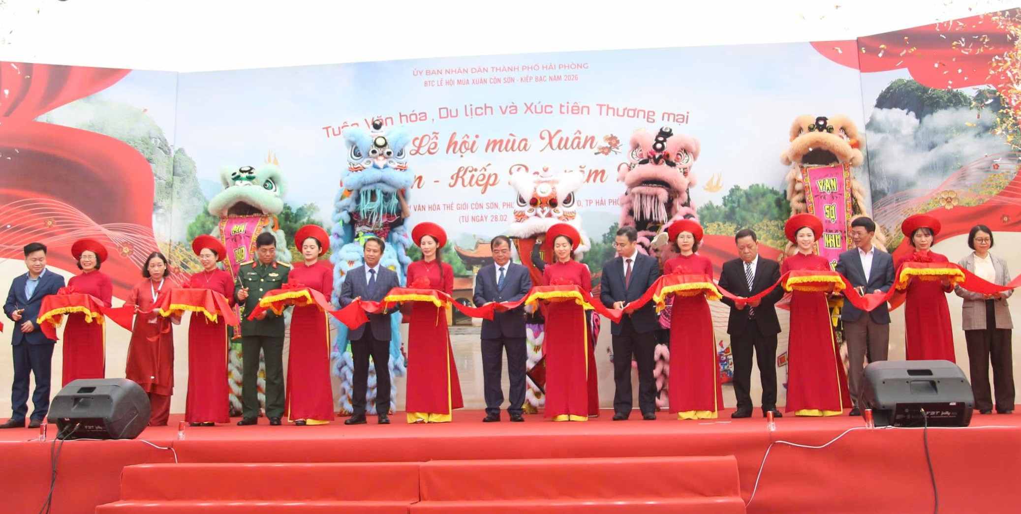 Ngày 28.2, TP Hải Phòng tổ chức khai mạc lễ hội mùa xuân Côn Sơn - Kiếp Bạc. Lễ hội mùa Xuân Côn Sơn - Kiếp Bạc kéo dài từ nay đến 11.3, là dịp để nhân dân tưởng nhớ, tri ân công lao to lớn của các bậc tiền nhân, đồng thời là cơ hội quảng bá hình ảnh quê hương Hải Phòng - vùng đất giàu truyền thống văn hóa, lịch sử và đầy tiềm năng phát triển du lịch và thương mại. Việc tổ chức Tuần Văn hóa, Du lịch và Xúc tiến Thương mại trong khuôn khổ Lễ hội mùa Xuân không chỉ nhằm tôn vinh giá trị di sản, mà còn góp phần cụ thể hóa chủ trương phát triển văn hóa gắn với kinh tế, phát huy nội lực để thúc đẩy tăng trưởng bền vững.