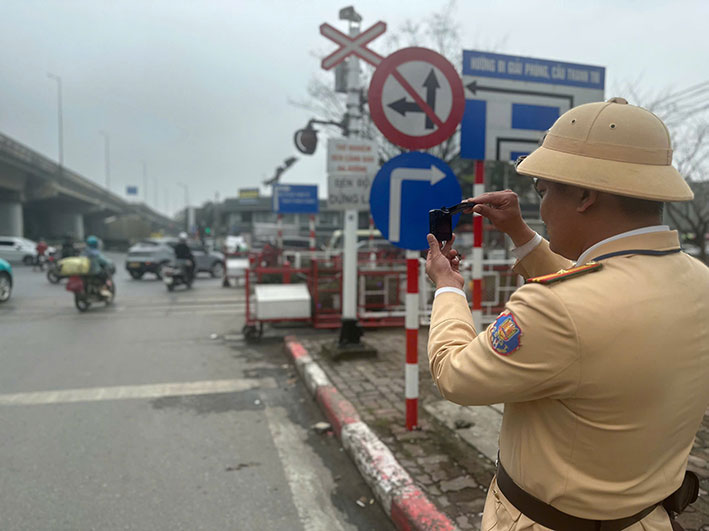 Lực lượng Cảnh sát giao thông ghi hình, xử lý vi phạm ở khu vực đường ngang. Ảnh: V.Tuân