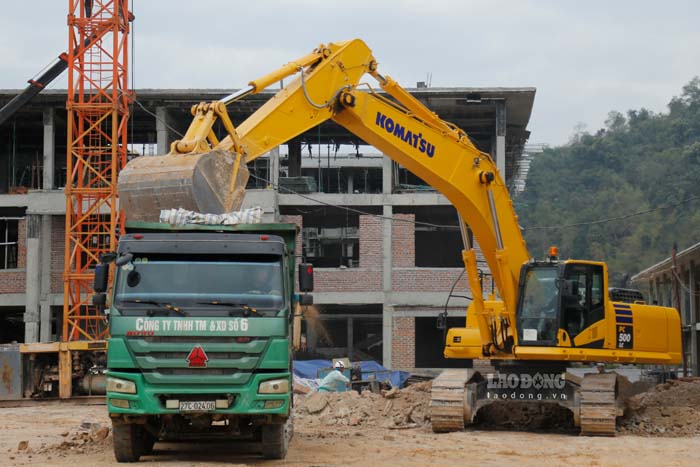 Trường nội trú liên cấp Thanh Nưa được nhà thầu thi công từ mùng 6 Tết. Ảnh: Quang Đạt