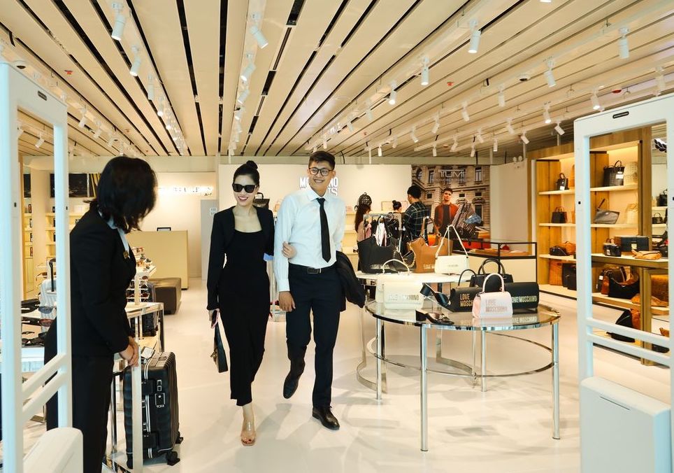 Passengers experience shopping at terminal T3, Tan Son Nhat airport. Photo: Sasco