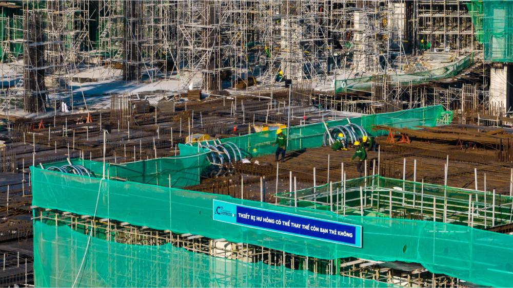 Công nhân tất bật, khẩn trương trên công trình phục vụ APEC. Ảnh: Bình Minh