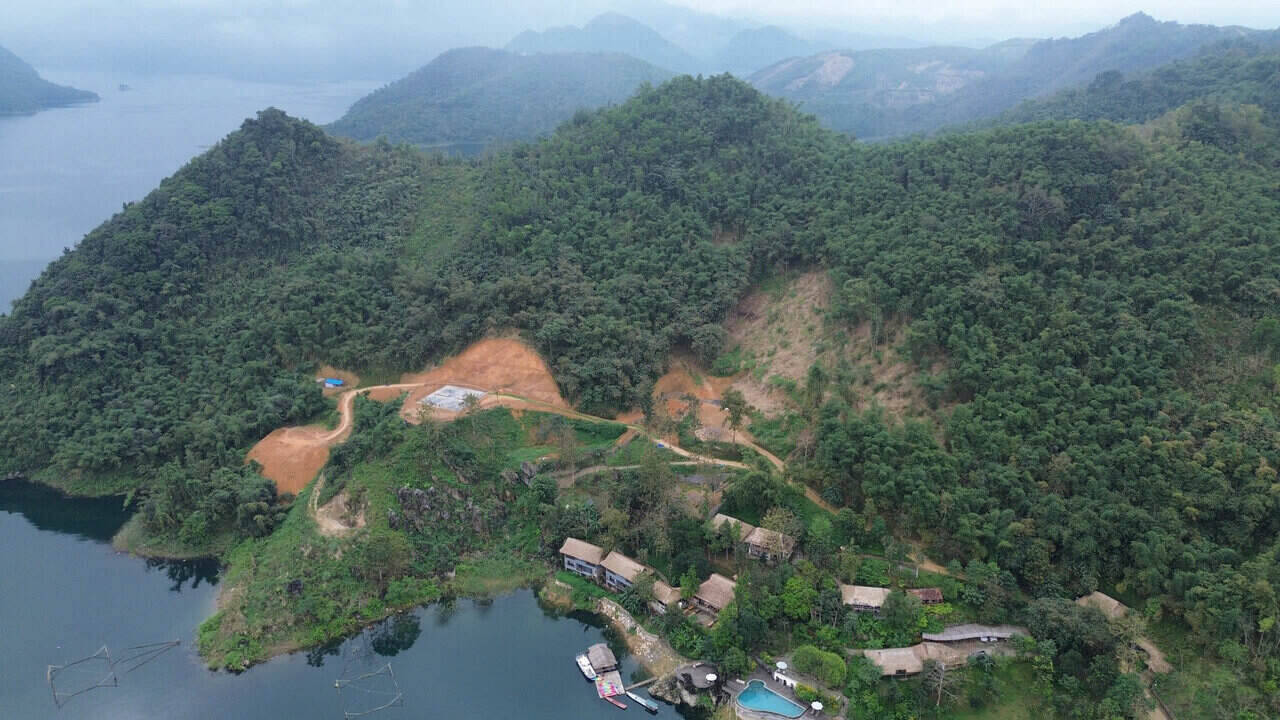 Places encroached upon the Hoa Binh lake in Mo hamlet, Da Bac commune, Phu Tho province. Photo: Anh Ha