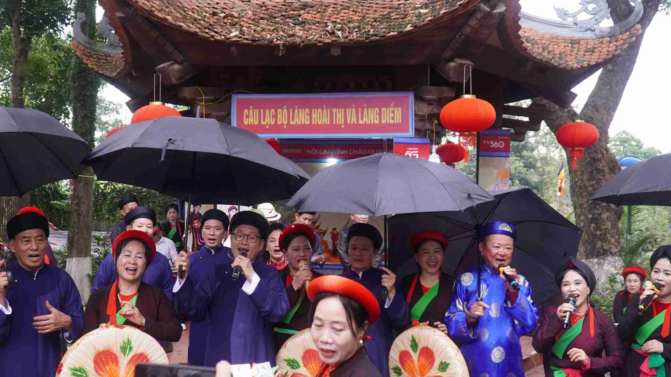 Đội hát quan họ làng làng Hoài Thị và làng Diềm biểu diễn dân ca quan họ cho du khách. Ảnh: Minh Vũ