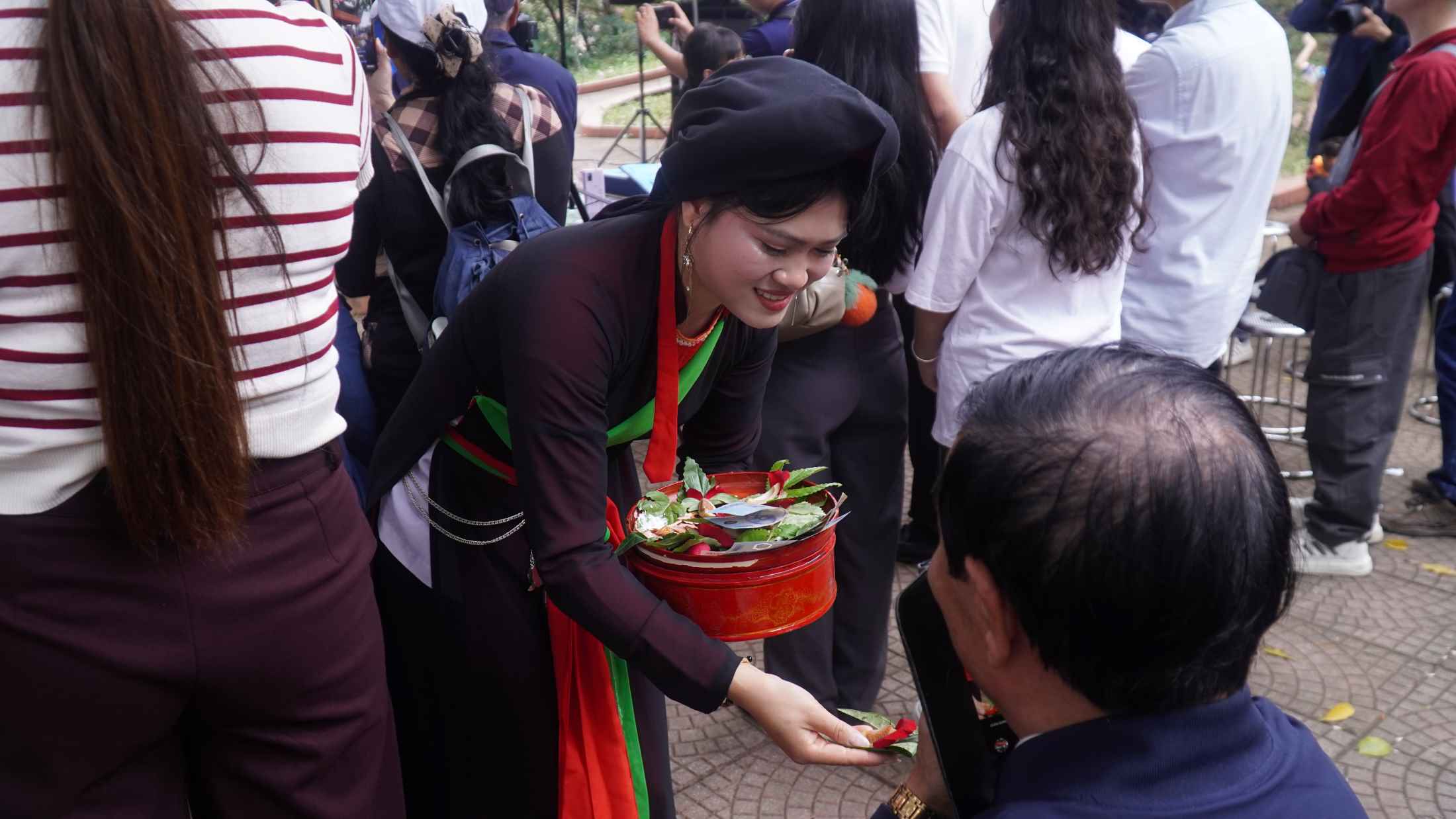 Liền anh, liền chị ân cần mời người dân têm trầu, giữ trọn nét giao duyên quan họ. Ảnh: Minh Vũ