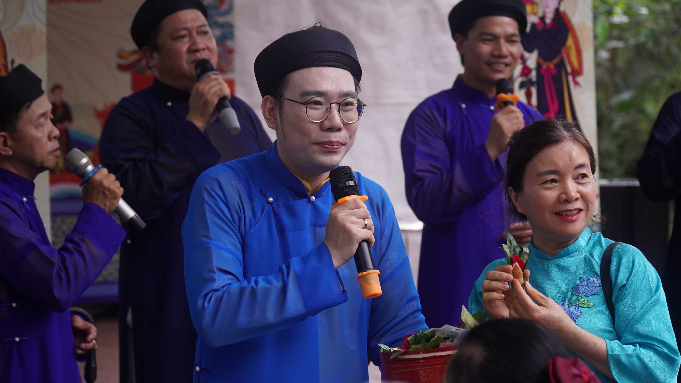 Du khách trao tiền “thưởng” cho liền anh, liền chị sau canh hát như một cách gửi gắm sự tri âm. Ảnh: Minh Vũ