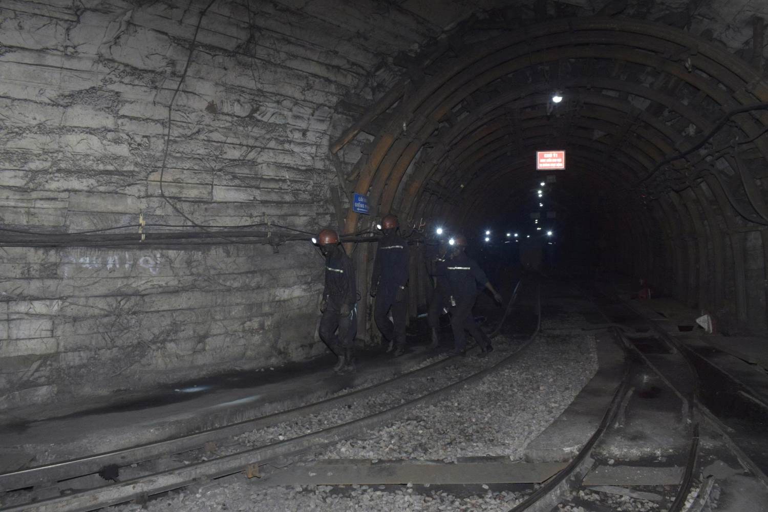 Bên cạnh vịnh Hạ Long, Yên Tử, Quảng Ninh còn sở hữu một nguồn tài nguyên du lịch đặc biệt, độc đáo và gần như không trùng lặp trong cả nước: các mỏ than lộ thiên và hầm lò với vẻ đẹp kỳ vĩ cùng bề dày văn hóa, lịch sử của ngành công nghiệp khai khoáng. Trong ảnh là đường lò của Công ty CP Than Núi Béo ở -300m. Ảnh: Nguyễn Hùng