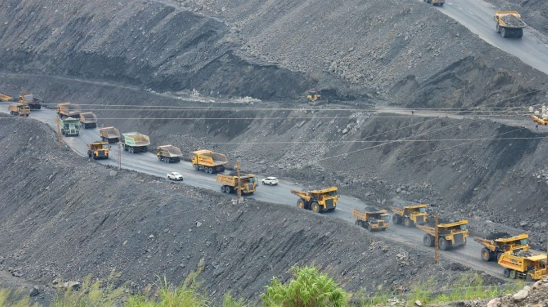 Nhiều du khách được cho là sẵn sàng chi trả để có trải nghiệm mới lạ thay vì chỉ tham quan các sản phẩm quen thuộc tại vịnh Hạ Long. Việc phát triển các sản phẩm du lịch từ moong than đã dừng khai thác được cho là có thể góp phần đa dạng hóa sản phẩm, thu hút và giữ chân du khách. Trong ảnh là khai thác than lộ thiên ở Công ty CP Than Hà Tu. Ảnh: Hoàng Huyền